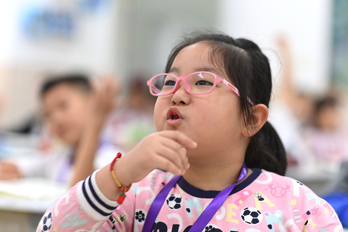 概括以下文章的主旨。文章为：以《掌声》为例重庆第二师范学院文学与传媒学院辛旭东冉艾灵在小学语文教学过程中朗读是必不可少的重要环节养成良好的朗读习惯能够为学好语文课程奠定坚实的基础。同时培养和提升学生朗读课文的能力能够提高其语言表达素养及对文章的理解并激发创造性思维。《义务教育语文课程标准2011年版》在关于阅读教学的建议中指出各个学段的阅读教学都要重视朗读和默读。各学段关于朗读的目标中都要求‘有感