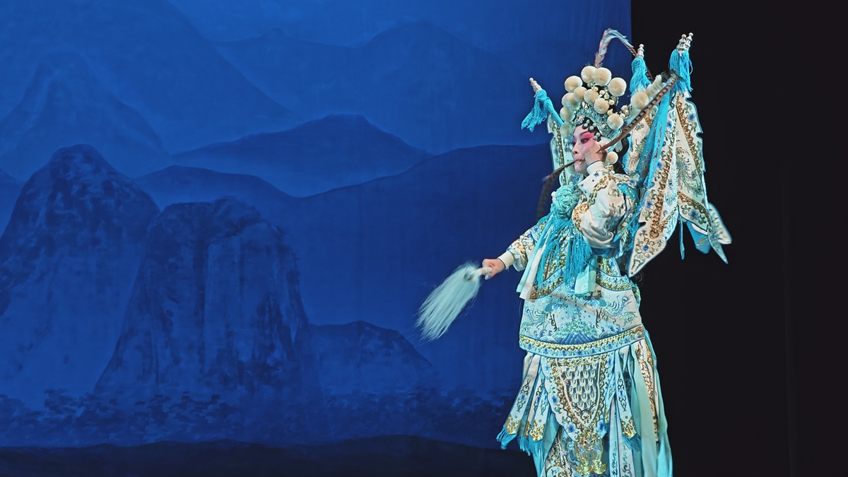 写一段话来评价京剧的艺术魅力要求文采好