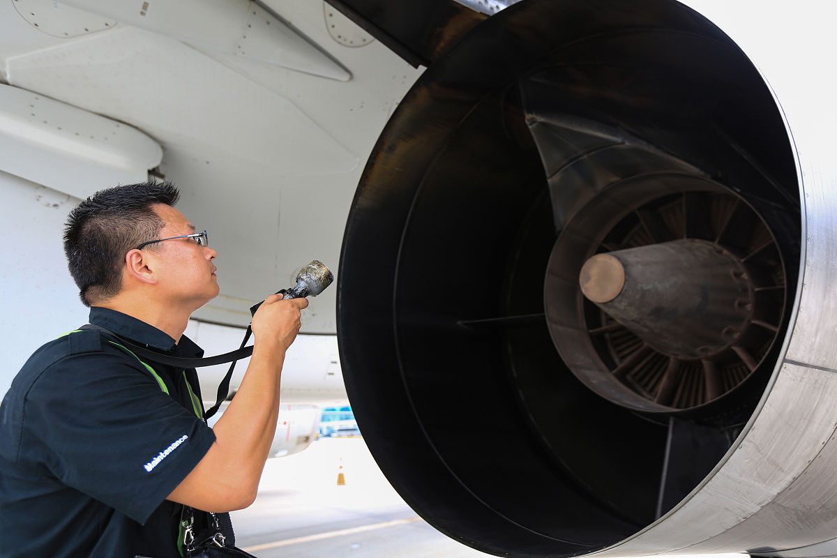 飞机在起飞过程中发动机突然出现了异常噪音并且失去了动力导致飞机迫降。经过初步的检查和分析我们确定故障原因是发动机的涡轮叶片损坏导致的动力失效。你正在总结一例飞机发动机故障维修实践请总结故障介绍与分析不少于500字。