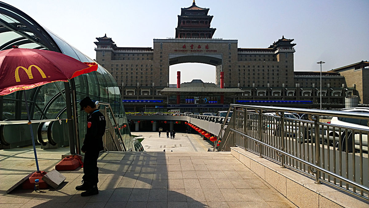 2017年4月30日,北京西站地区北部下沉广场已具备正常通行条件,"五一"