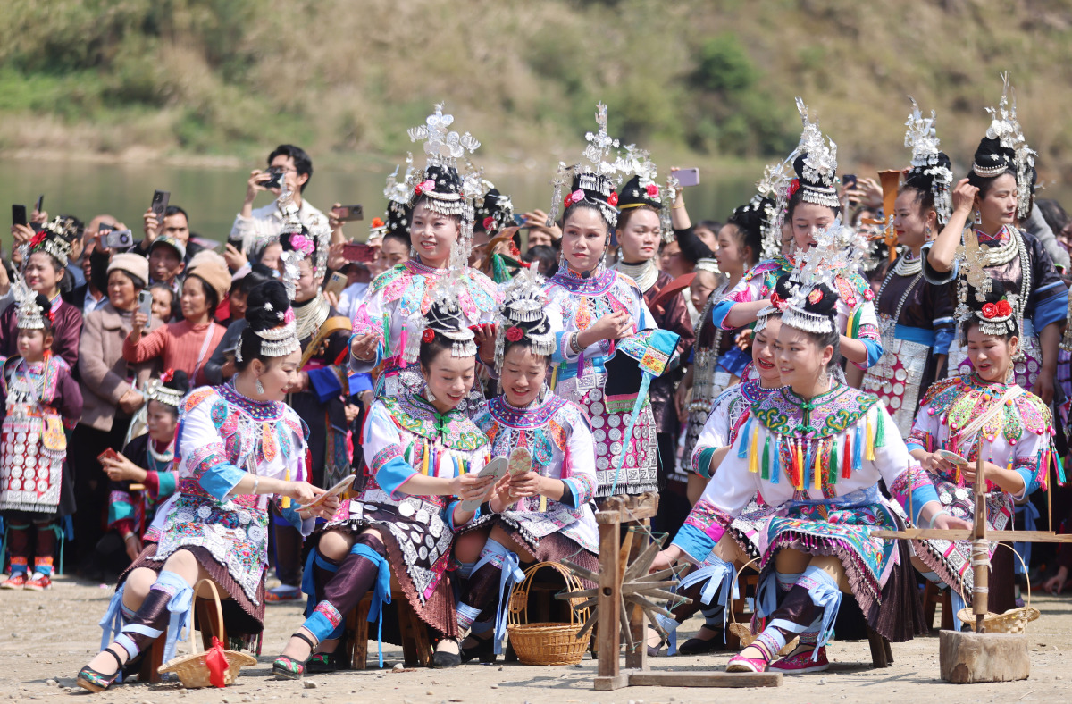 《广西:多民族的家园与自治县的风采》 广西是多民族聚居的自治区,有