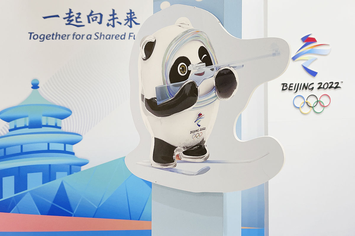 降低这段话的重复率并加以润色避免与原文出现连续5个字相同的句子：冬奥会吉祥物是一种重要的文化符号既可以作为国家之间交流与传播的载体也是举办国文化象征的展示。