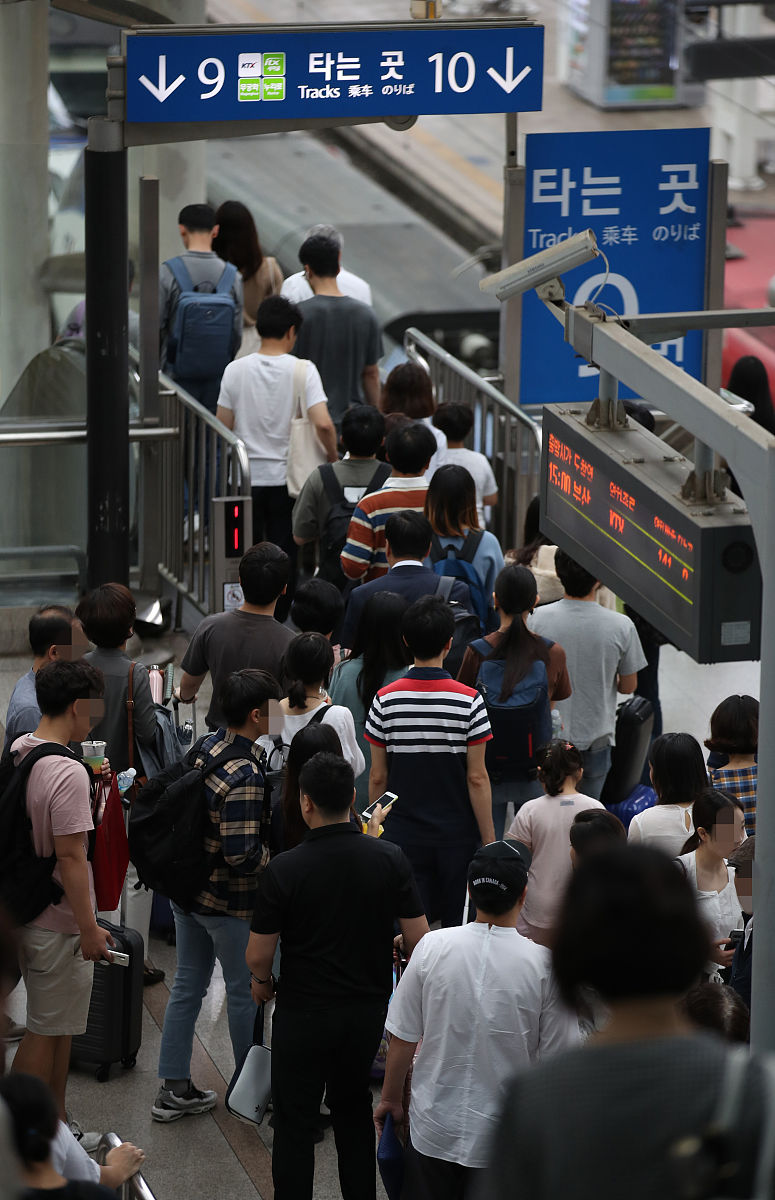 当地时间2019年9月12日,韩国首尔,民众准备乘火车回家过中秋节.韩国终