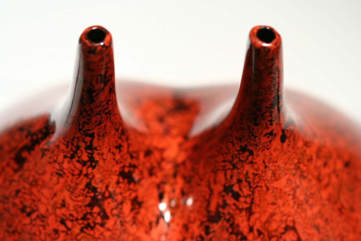 2006年8月25日,梁远漆艺展在中国美术馆开幕,共展出漆器,漆画,漆塑等