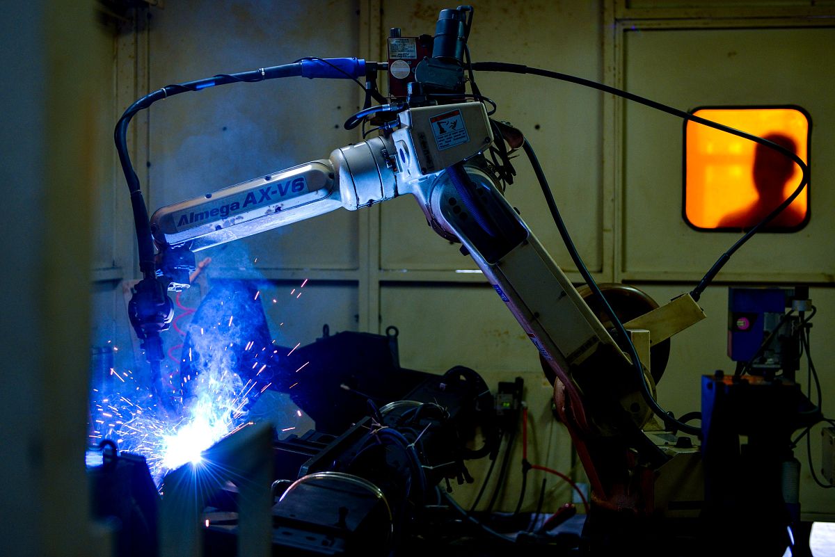 本周我们参观了汽车座椅的生产车间续写