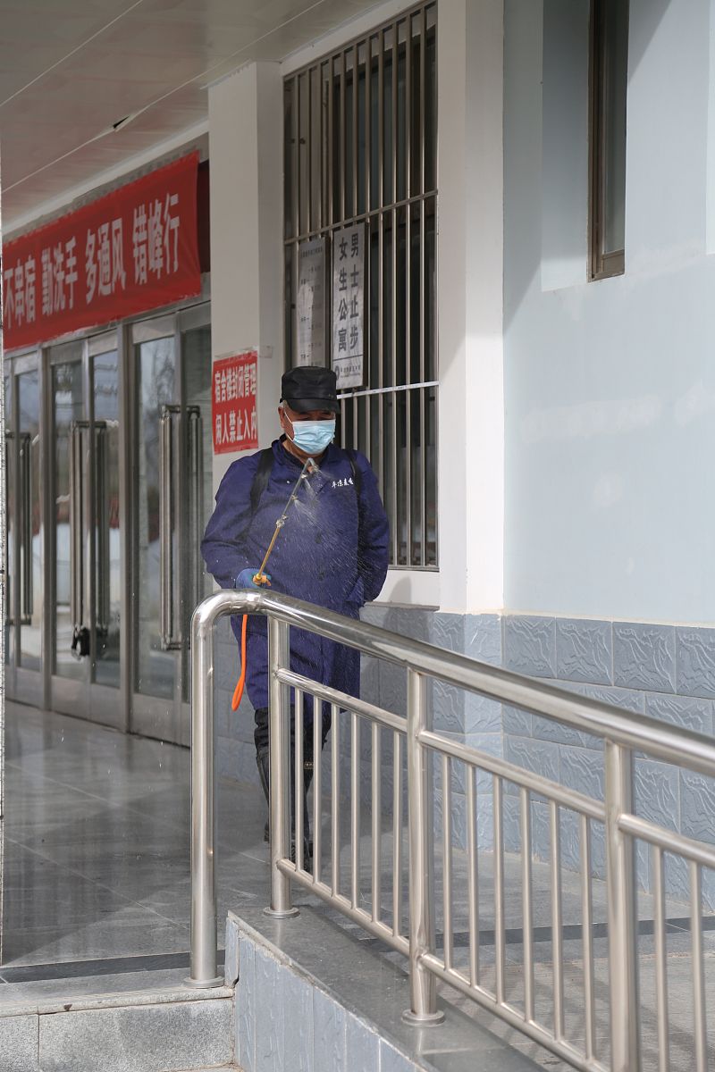 写一篇中文投诉邮件给校长内容是投诉实验楼某管理人员节假日和周末以及每天六点后关闭电梯给想学习的的学生造成了不便