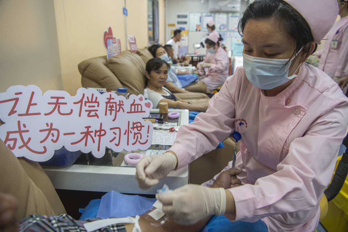 二患者男75 岁诊断为急性左心衰。医嘱急查血气分析。问：1护士何时采集血液标本？何时送检？2护士可在哪些部位采集血液标本？描述各部位进针角度？3如何判断是否误入静脉若误人静麻如何处理？