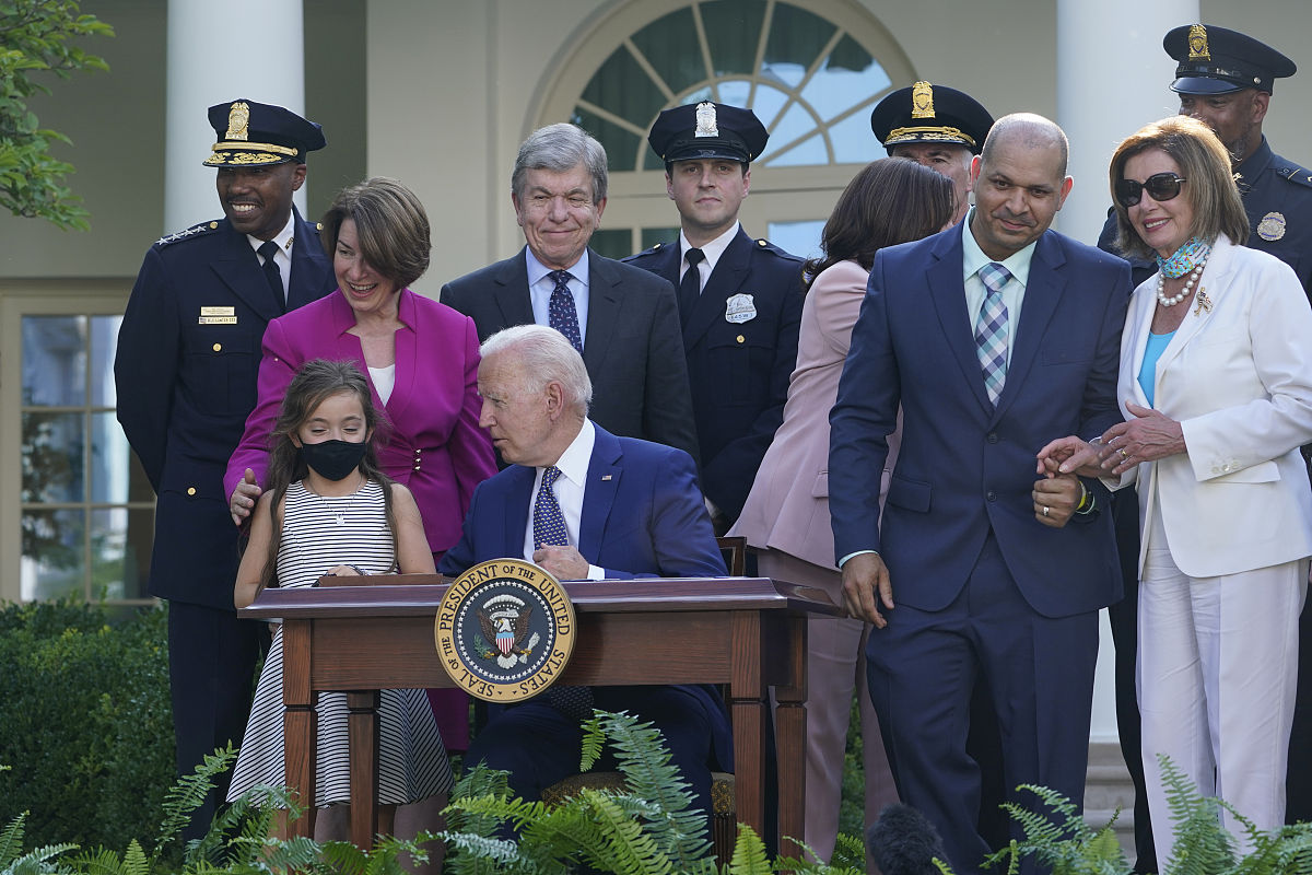 抵达贝尔法斯特后拜登号不认识英国首相推开男孩向白发军人敬礼。回答
