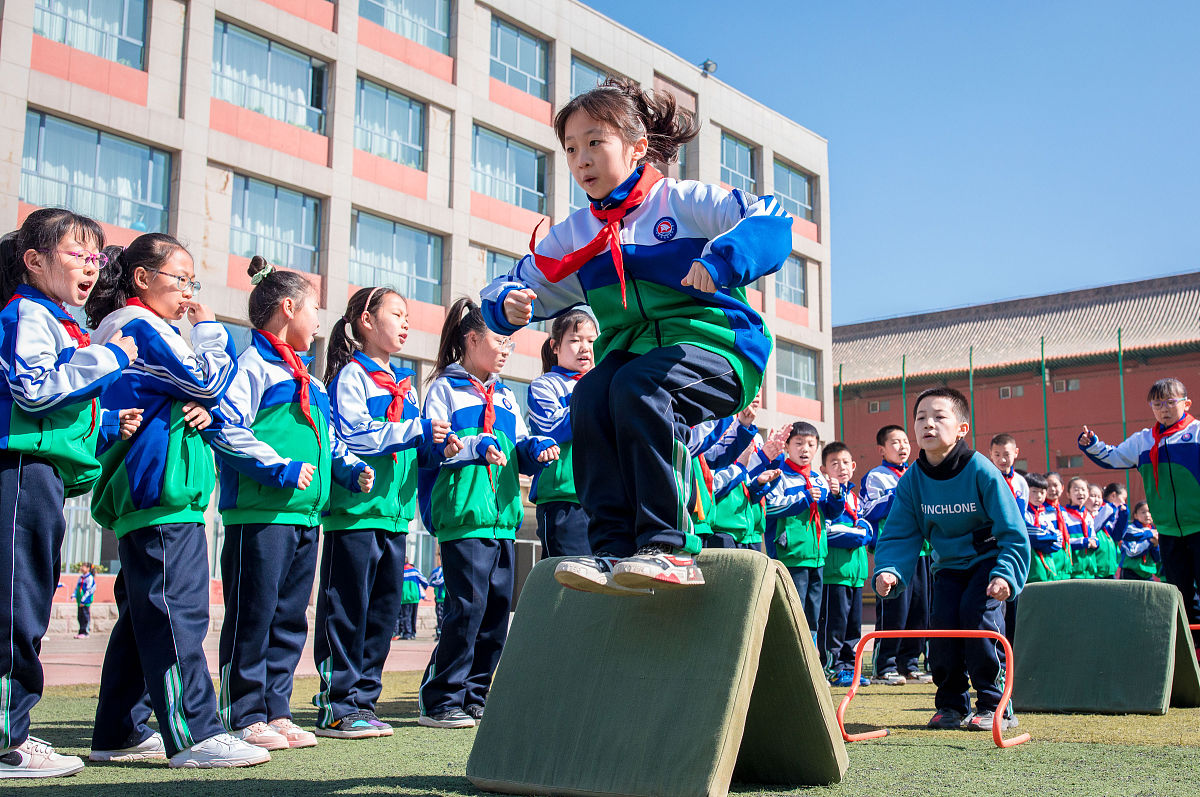 2021年3月22日,内蒙古呼和浩特市玉泉区通顺街小学学生在进行体能练习