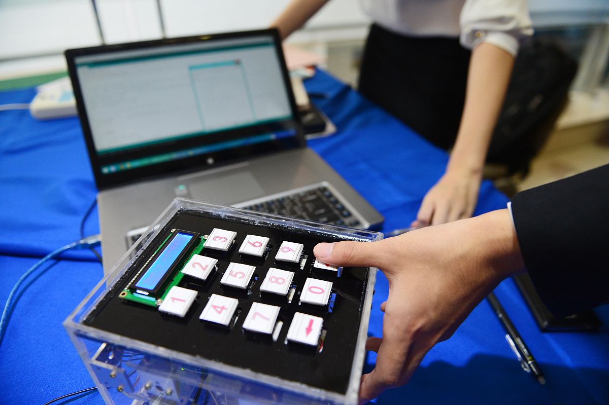 根据下面写电阻触摸屏实验的感悟和体会在本次触摸屏实验中我学会了如何通过对触摸坐标的读取和处理来实现对触摸屏的交互操作。在实验过程中我遇到了一些困难例如无法实现触摸的交互。但是通过不断的尝试和探索我逐渐克服了这些困难获得了对触摸屏的基本理解和掌握。同时本次实验也让我意识到了电子技术的重要性特别是在现代科技发展中的广泛应用这也激发了我对电子技术的学习热情和兴趣。