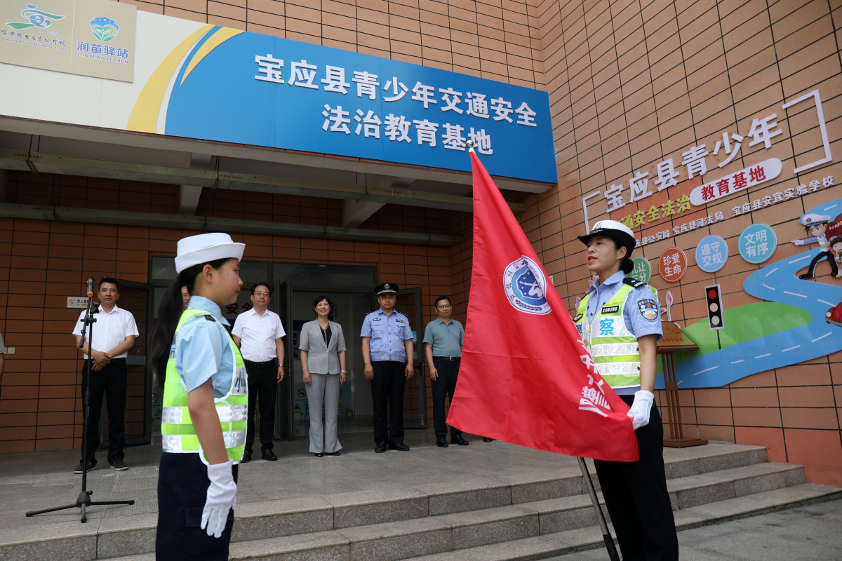 近日,江西修水一中考场发生玻璃窗掉落事故,三名中考生不幸被掉落玻璃