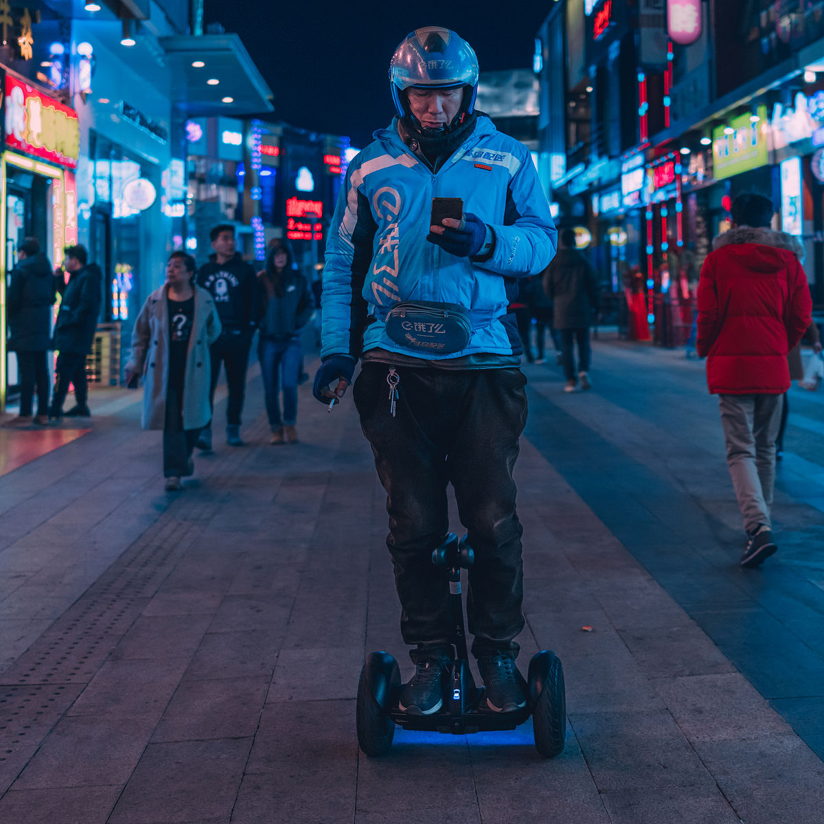 请描述电影中去性别化的女性角色形象