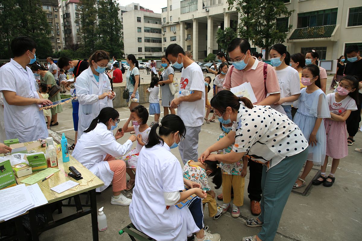 昆明初中生学卫校：未来健康之路