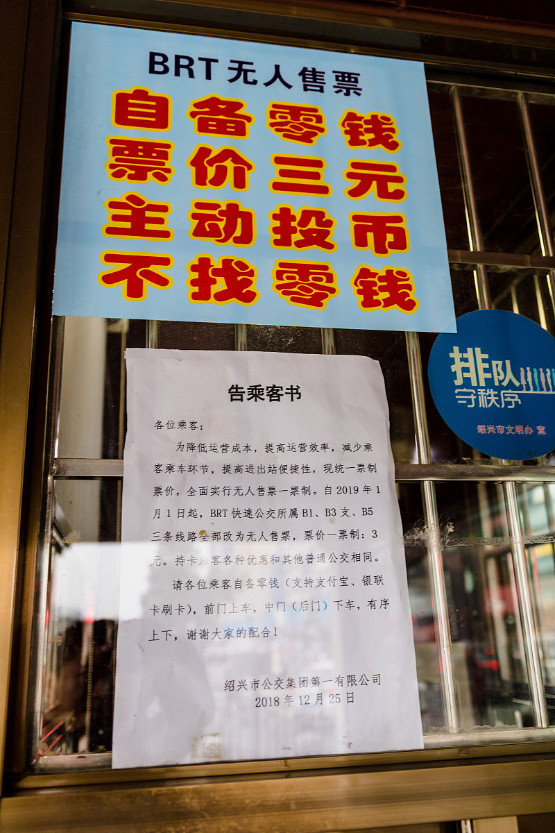 给月结老客户餐饮店提供的印刷品3000元售价2000元成本中有文字错误客户进行投诉你在处理中发现客户给到的原始资料就是有错别字。且设计师已经让客户核对电子稿件你该如何根据客户的不同反应分情况处理这个投诉。