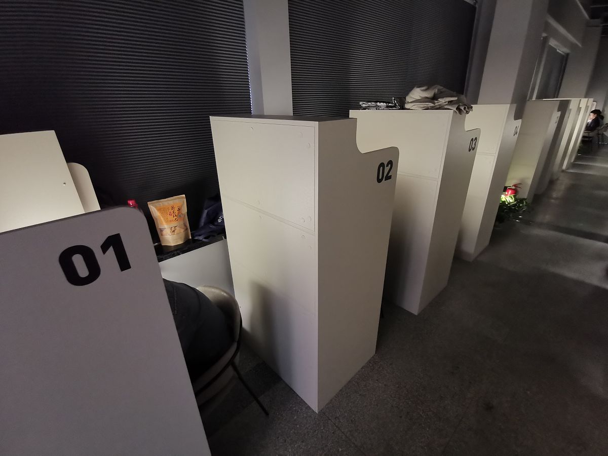 填报预约界面主要选择好自习室位置和时间段然后填写预约人的信息如姓名和手机号码。把上述文字换成意思相近的一段重复率要尽量低