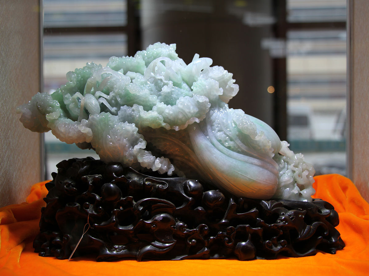 2015年10月29日,江苏省扬州市,中国工艺美术大师展上展示的玉雕《大白