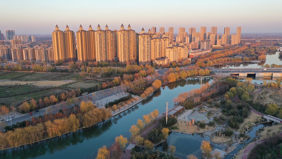 2021年12月1日,河南许昌,航拍位于建安区的北海公园城水相依,风景迷人