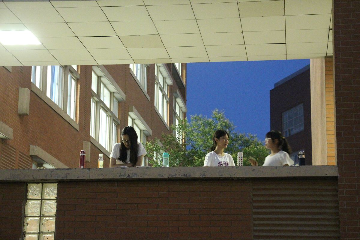 2019年7月2日,河南郑州,高新区的一所高校迎来期末考试,不少大学生放