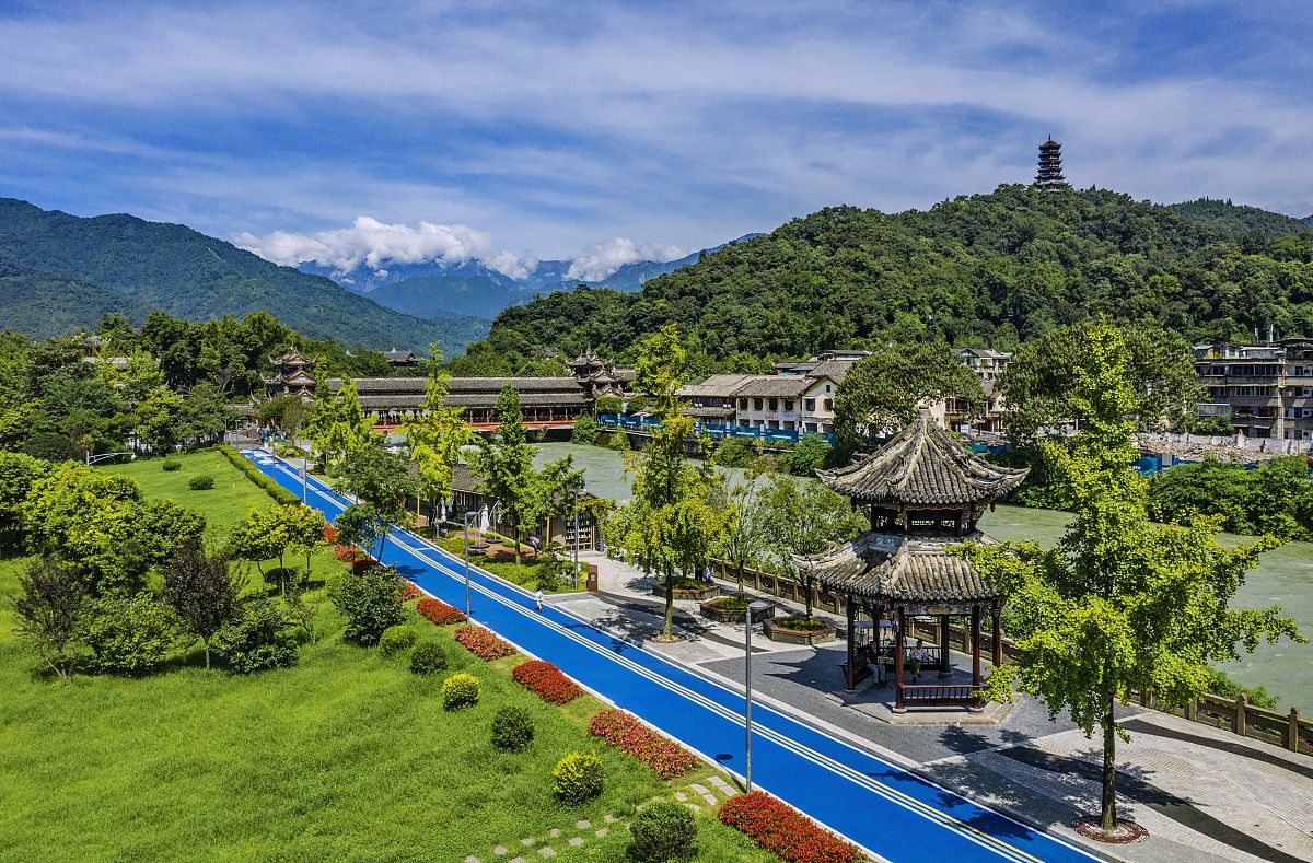 都江堰到成都天府机场多少公里帮我用210字详细描述