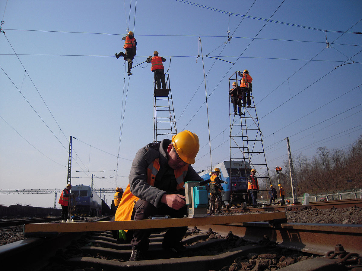 电气化铁路接触网维护与检修的优化策略之强化人员培训及管理力度