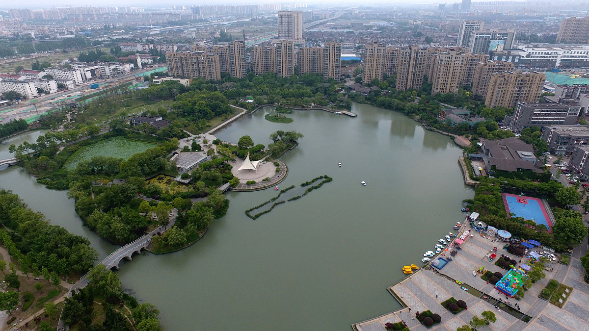 2020年5月10日,随着气温逐步回升,江苏省扬州市的各城市公园处处绿意