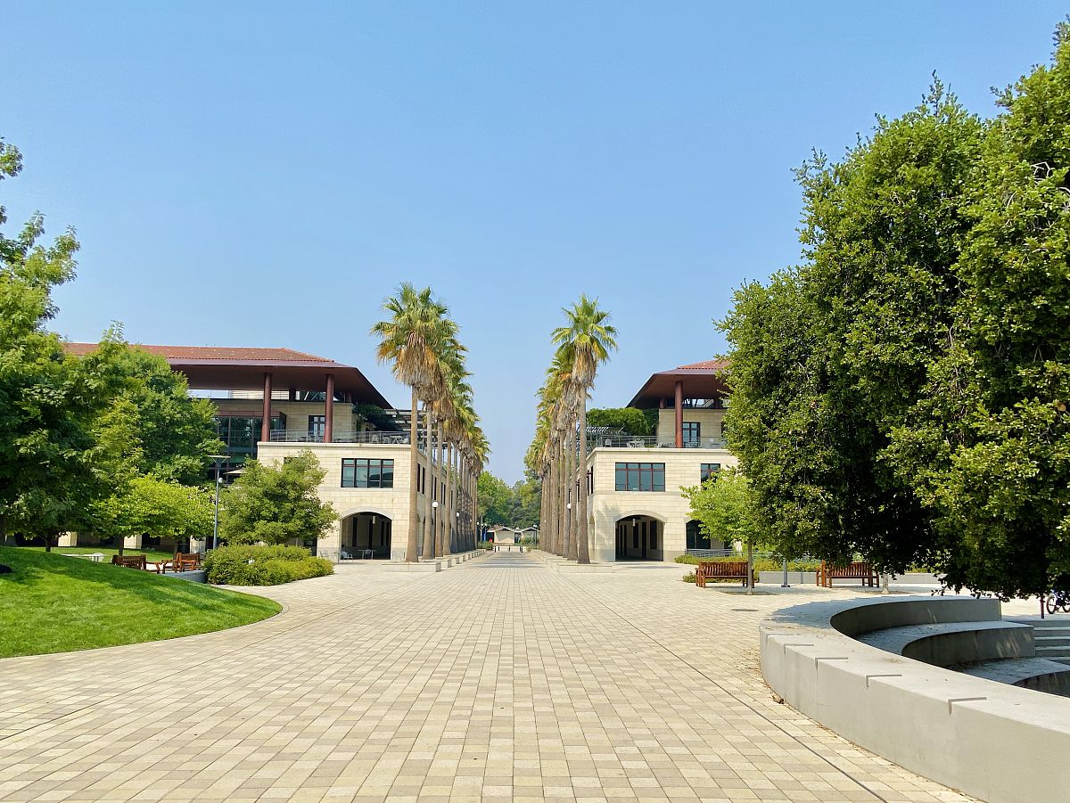 当地时间2020年8月29日,斯坦福大学工程与科学广场.