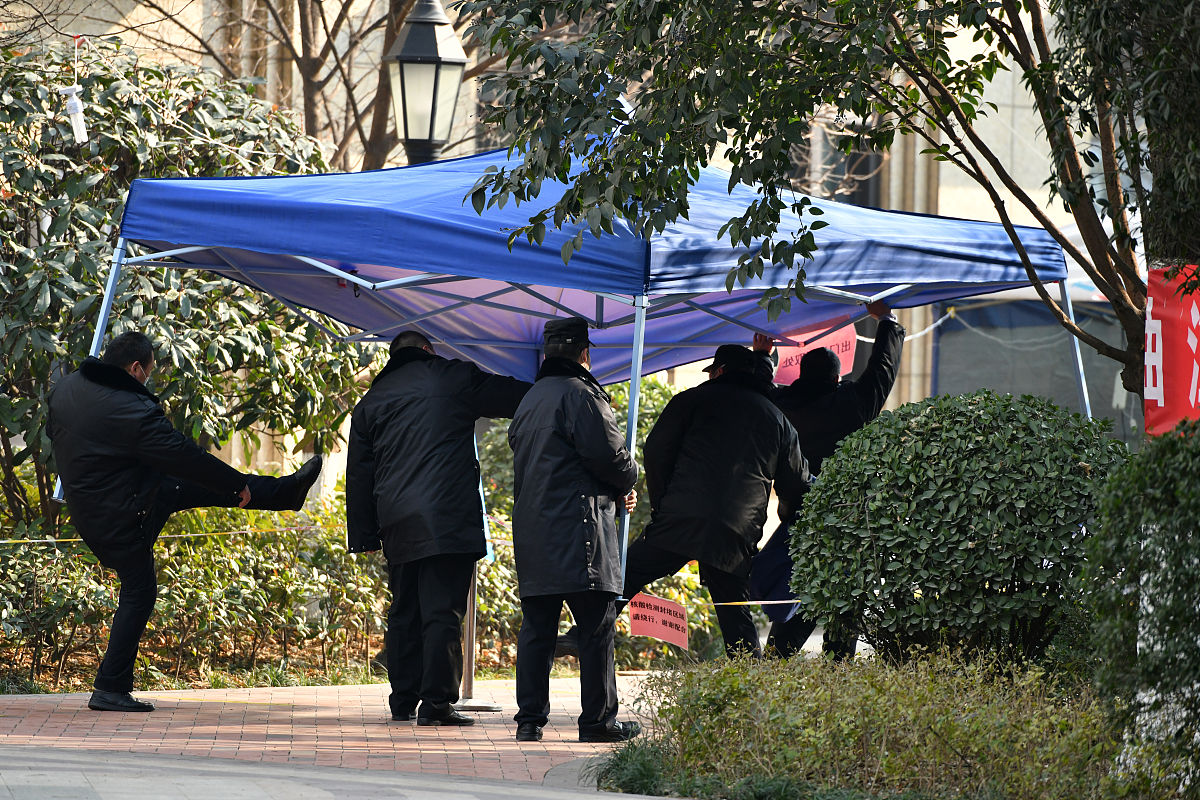 2022年1月2日,西安疫情管控升级的第11天,疫情防控人员元旦期间坚守岗
