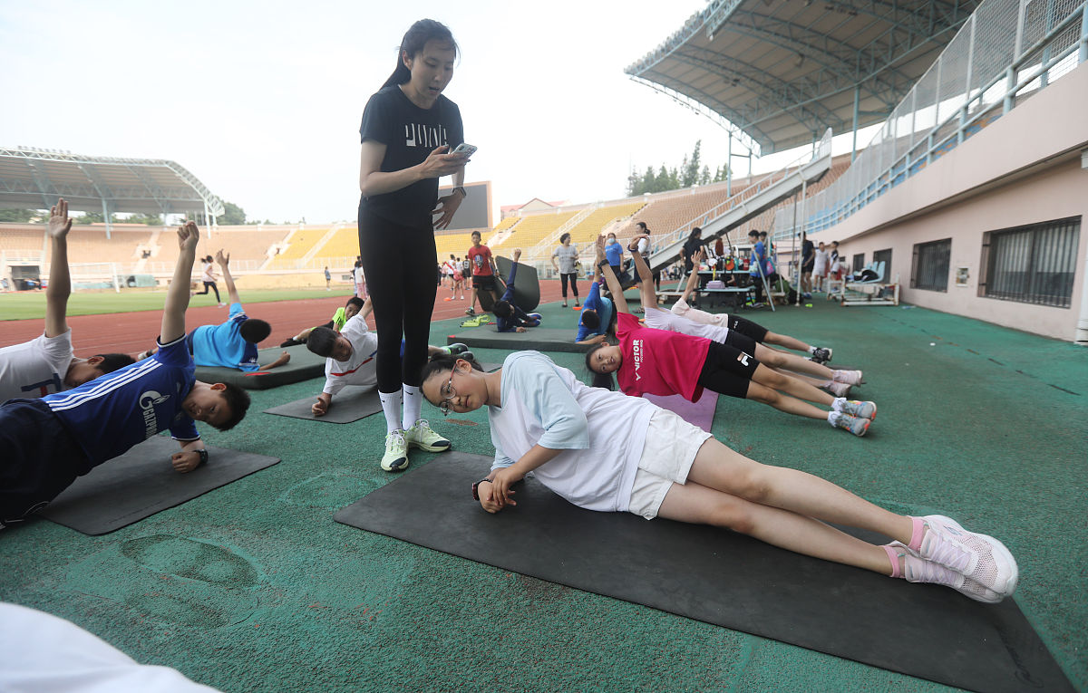 做为一名体育生写一篇体能训练小结训练课目有 俯卧撑、卷腹、深蹲 要求内容有训练感受不足及日后需要改进的地方字数300字