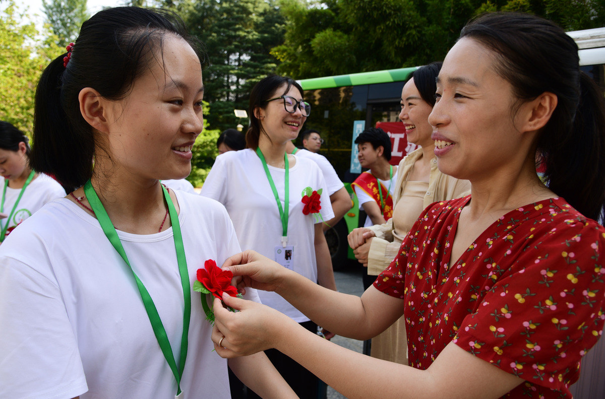 重庆公共运输职业学院举办“三八”妇女节庆祝活动，表彰女性贡献