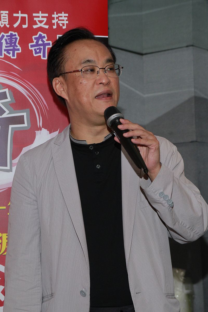 2013年8月3日,香港,明星出席茶聚活动.黎文卓