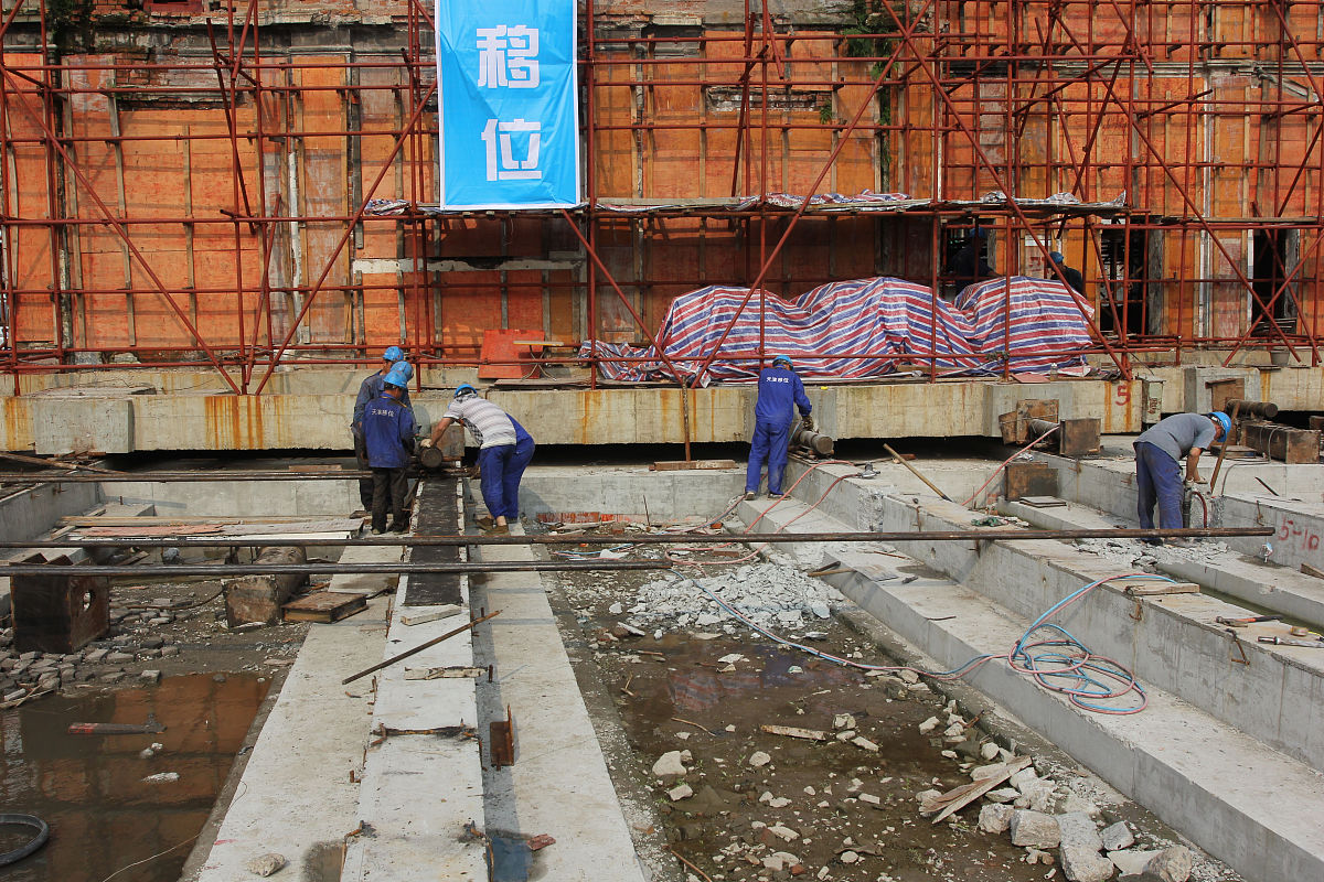 2016年5月6日,湖北武汉,已经整体平移就位的百年老建筑"汉口义勇消防