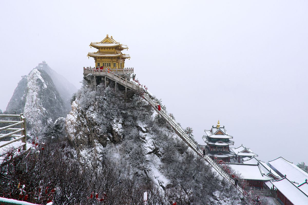 河南老君山景区迎来2023年第一场雪，美景如诗如画