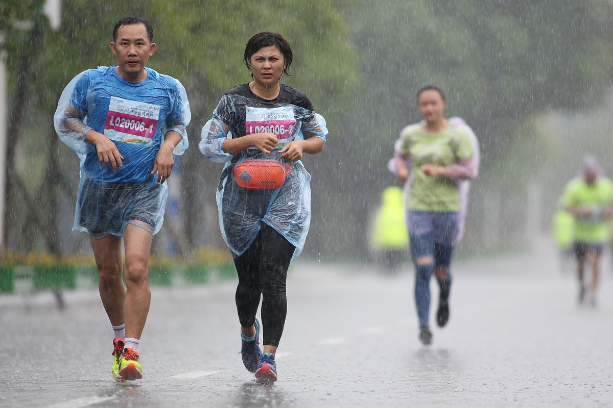 跑起来跟走路相比那个淋雨多