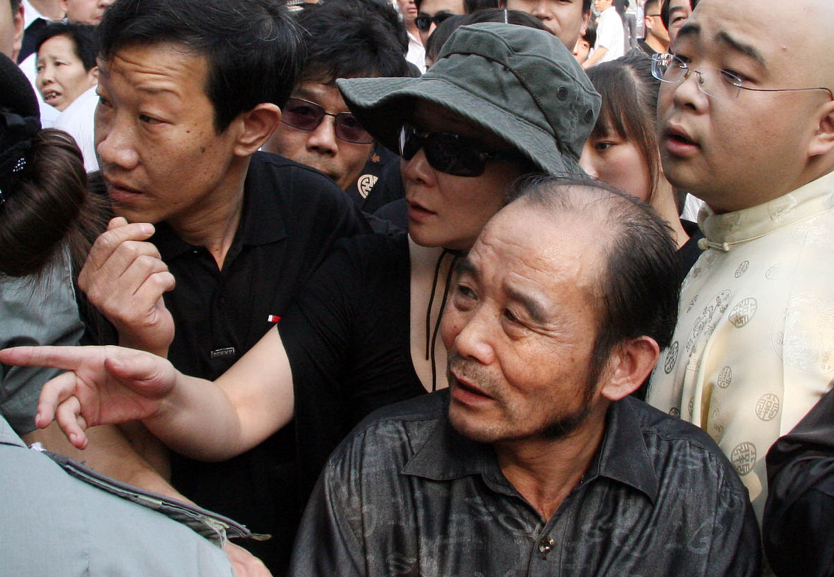 小幅度修改：一看到这屋里一尘不染老丁就知道肯定都是安杰收拾的。他觉得江德福这个大老粗肯定干不了这么细致的活。然而江德福马上把声音提高了8度。江德福嘴下也一点不留情叫他趁着现在还没吃赶紧走。其他同学也跟着起哄赶老丁回去但老丁才没那么傻继续死皮赖脸地坐下了。此时安杰沉着一张脸从厨房走了出来大家一看到他都不敢做声了。老丁回头一看吓得立马从椅子上蹦了起来刚递到嘴边的点心也赶紧放回去了。安杰看了他们一眼然后