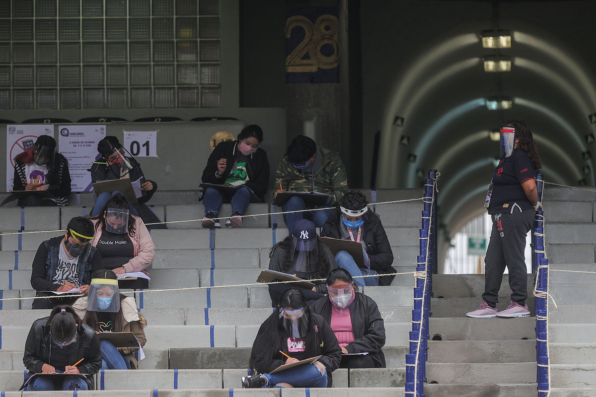 当地时间2020年8月19日,墨西哥首都墨西哥城,考生测温后进入奥林匹克