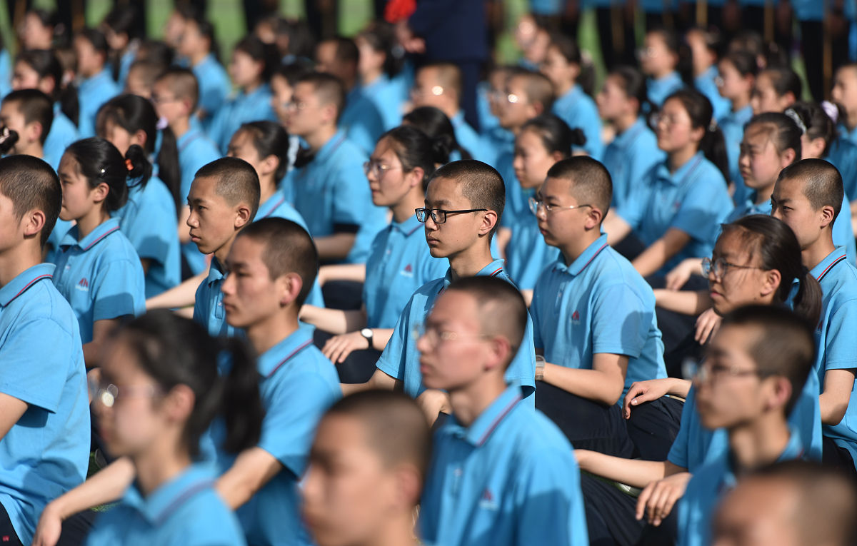 你的同班同学小华原本非常努力但上了初三后历经考试的成绩不甚理想渐渐变得消沉怠惰。到学期末时便以生病为由连续多天不来学校他的父母在家多次劝说督促软硬兼施他才勉强去上了两天课随后便又请假回家。同学们问他缘由他说我不是学习的料反正努力了这么久也没有用我还是回家躺平吧。听了小华的话你有什么想法？请你给小华同学写一封信分享一下你的见解。要求题目自拟。信的落款是小超日期是2023年1月5日。不少于500字文中