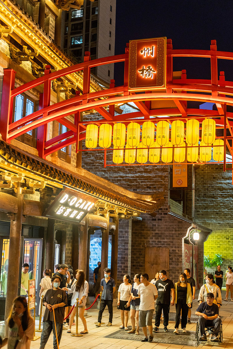 2021年9月12日,合肥,实拍仿宋朝文化商业街贡街夜色.