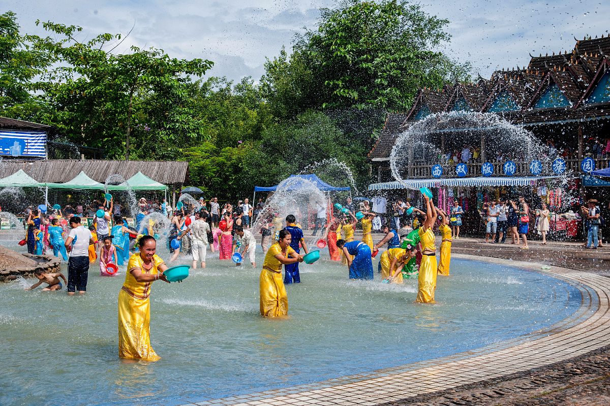 帮我写一个西双版纳泼水节的短视屏脚本