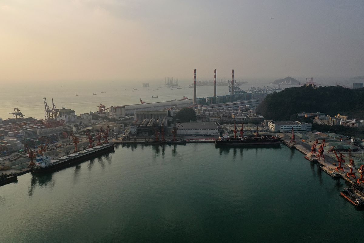 2020年11月26日,广东省深圳市南山区赤湾蛇口集装箱码头航拍.