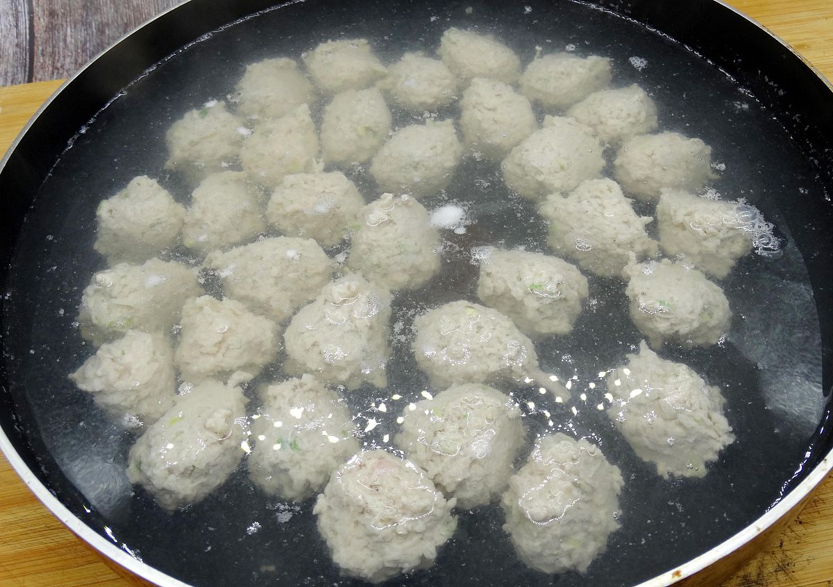 锅内烧水,不用烧开,锅底水冒小泡的时候,转小火.开始下入莲藕丸子,用