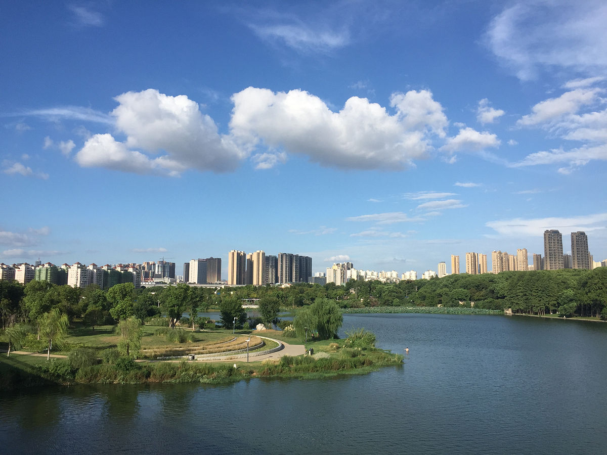 2018年8月13日,武汉.受台风"摩羯"影响,江城武汉凉风习习,白云形态变