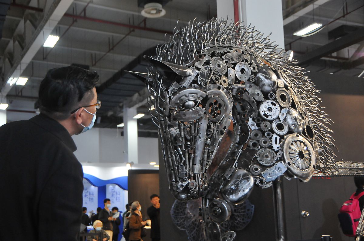 中式赛博朋克雕塑作品名称灵感：数字龙门、机械凤舞、数码茶宴等