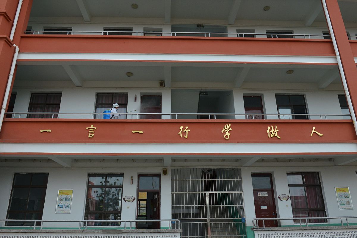 2020年8月27日,江苏省淮安市西顺河小学,教职员工对教室及周边环境进