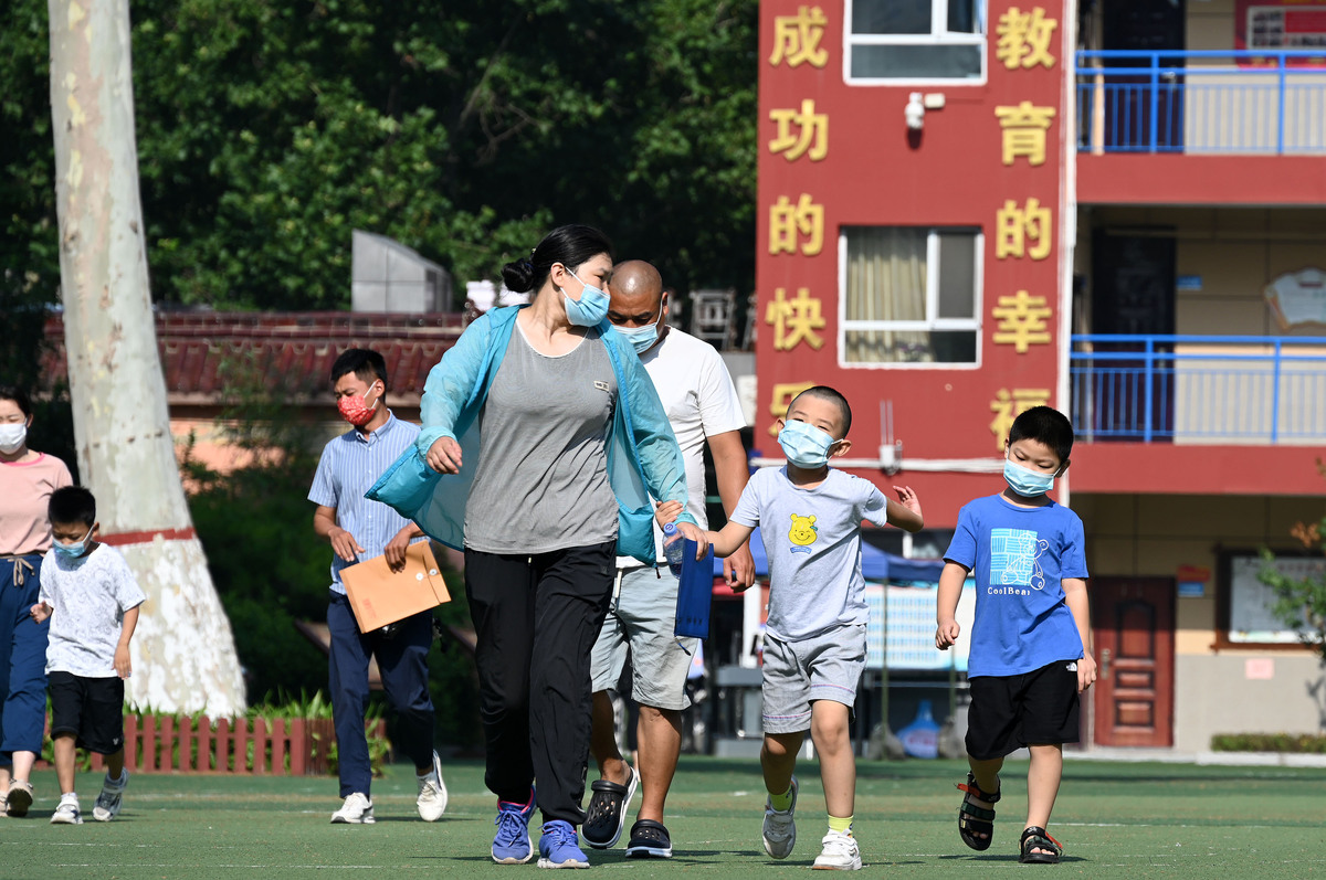 2022年7月21日,河北邯郸,在邯山区滏河学校,适龄儿童.