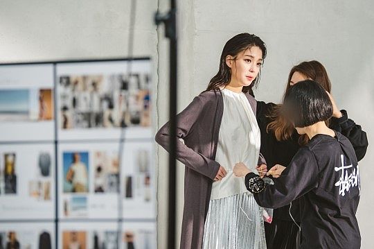 揭秘抖音新一姐郑香香：性感穿搭引领销售风潮，7天狂卖1个亿！