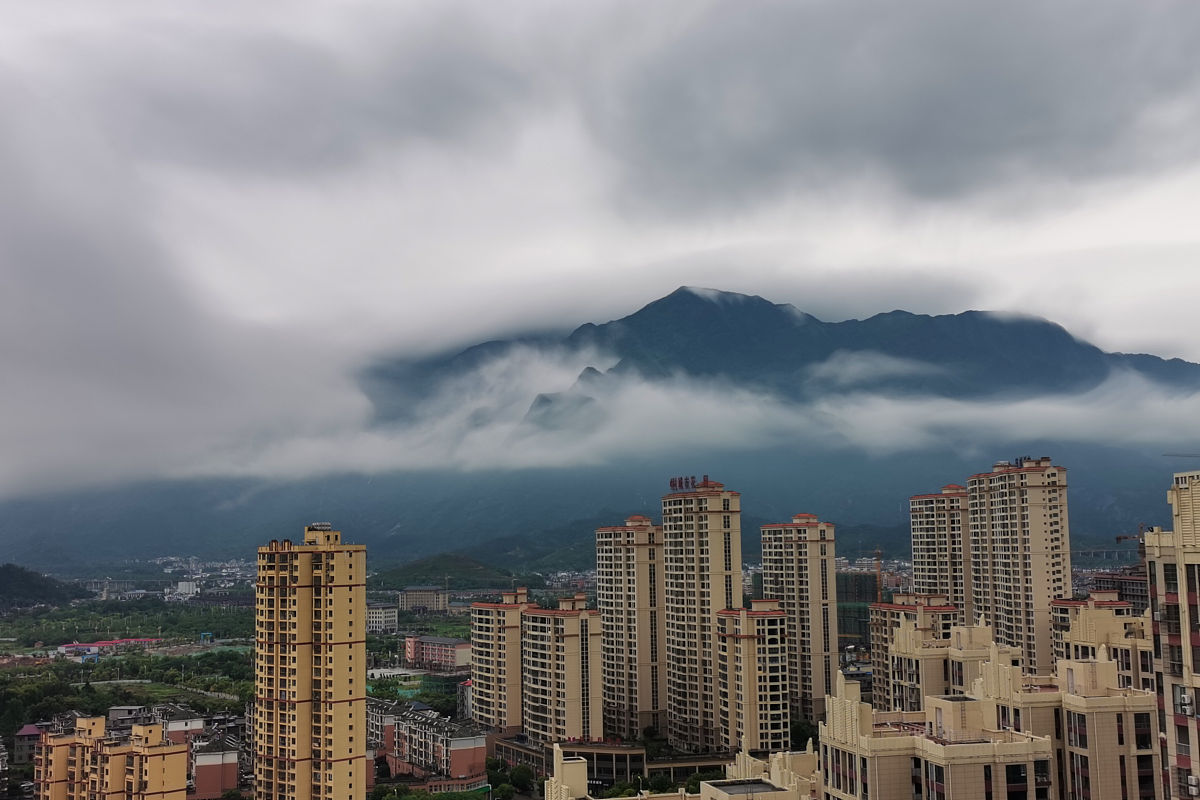 2021年5月4日,江西省庐山市,受降雨天气作用,庐山被云雾环绕,远远望去