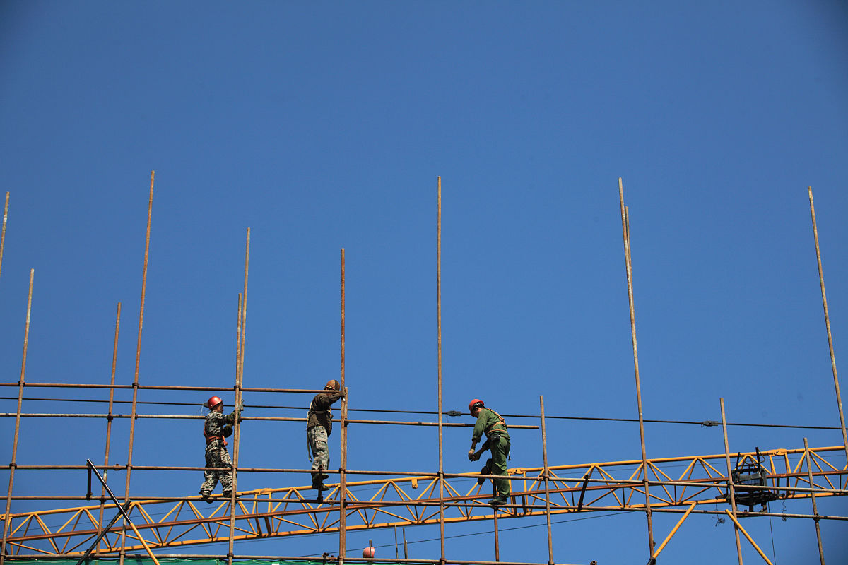 露天高处作业安全规范：六级及以上大风或恶劣气候时应停止