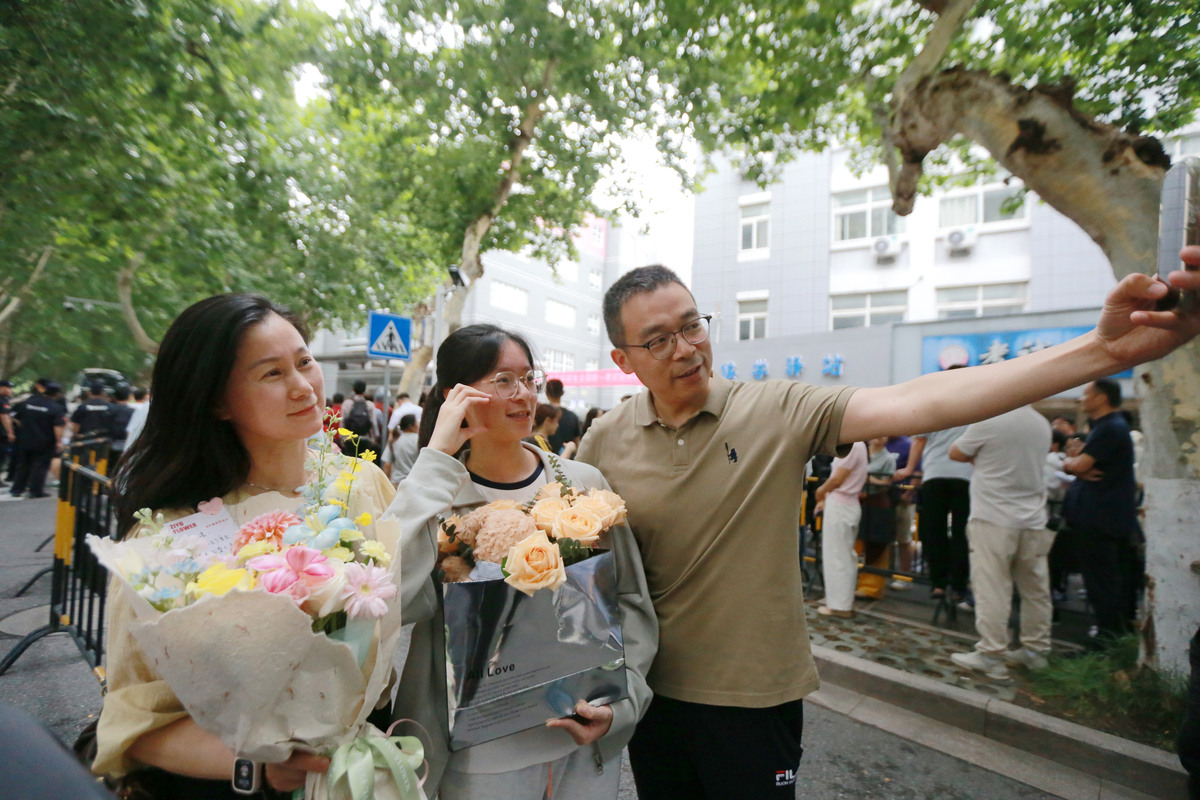 毕业生与在读生的温情告别：一次次解答，一声声感谢，满载着关爱与期望