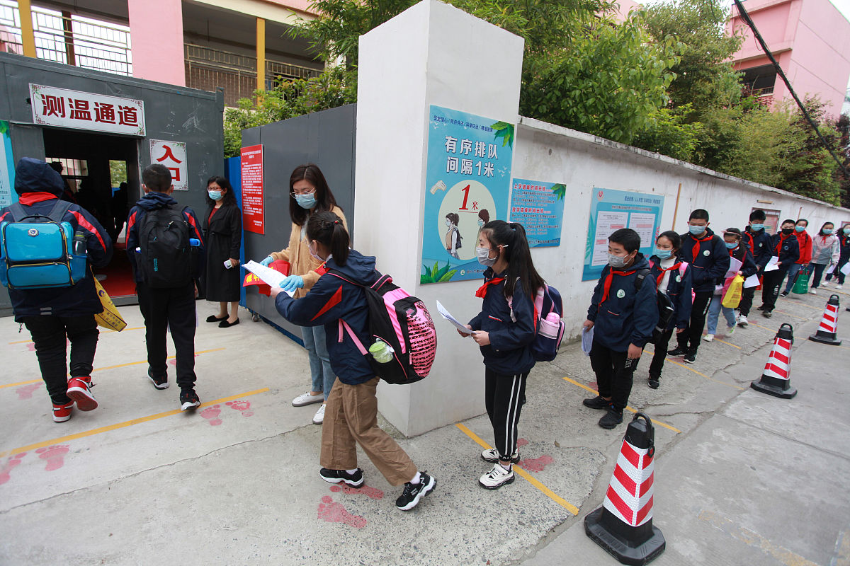 修改通顺 双福街道来了三位特殊的小客人……近日三名双福第五小学校五年级的学生带着两张神秘地图走进了双福街道办事处大楼。街道党工委副书记刘光利亲切地接待了他们。原来这三位小学生看到双福街道于四月初发布的生物防火隔离带招标公告决定尝试设计学生版的缙云山余脉防火隔离带。他们在学校老师的带领下依托校园开设的润达行走——探秘缙云山余脉筑牢森林防火墙研学课程通过实地考察、查询资料采访重庆自然博物馆、四面山森林