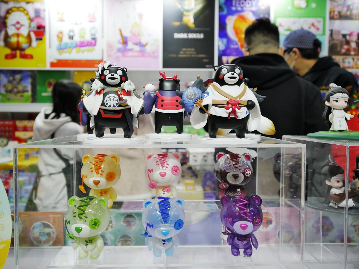 列出盲盒经济发展现状及对策分析——以潮玩行业为例研究时所需的相关概念与理论2000字